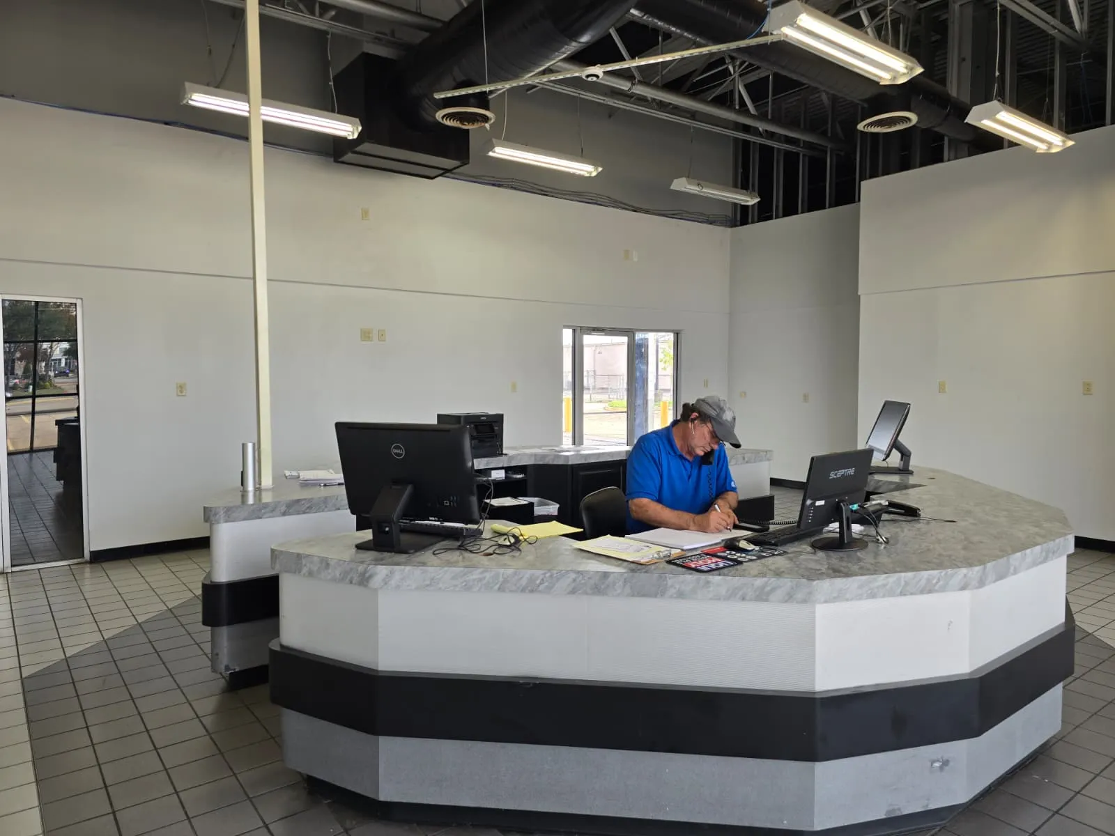 Auto repair service desk at Bay Area Auto shop in Houston TX